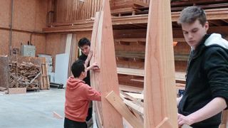Les concepteurs du Jardin de Linné ont fait appel à des élèves en bac pro 2e année au BTP CFA de Maine-et-Loire, à Angers (49), pour toute l'architecture en bois de l'arche.PHOTO : LAURÈNE PILLOT Les concepteurs du Jardin de Linné ont fait appel à des élèves en bac pro 2e année au BTP CFA de Maine-et-Loire, à Angers (49), pour toute l'architecture en bois de l'arche.PHOTO : LAURÈNE PILLOT