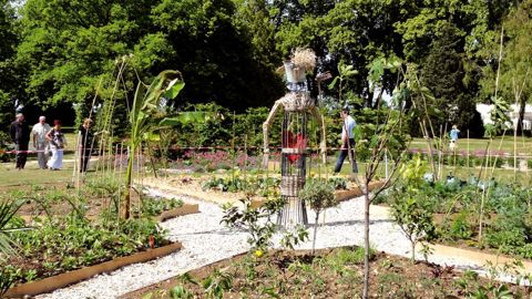 Une boussole végétale a été réalisée avec des légumes provenant des cinq continents pour la prochaine journée « Cultures aux jardins », à Beauvais.