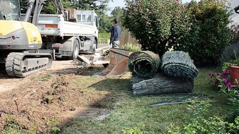 Au sein de Lantana Paysage, les équipes effectuent aussi bien le terrassement que la maçonnerie l'implanta-tion des végétaux...
