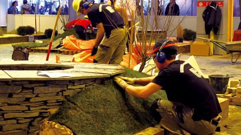 Les concours se déroulent en situation, comme ici lors de la finale nationale des Olympiades 2011 à Paris pour le métier de jardinier-paysagiste. Ils sont ouverts au public pour valoriser les compétiteurs, mais surtout pour faire la promotion des métiers et des formations.
