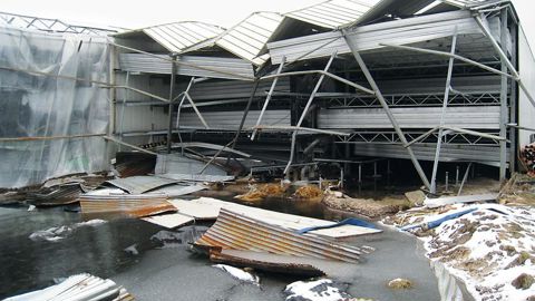 Une vague générée par la rupture d'un réservoir d'eau a entraîné de graves dommages sur l'ensemble de la construction de la serre Venlo. ARCHIVES GV
