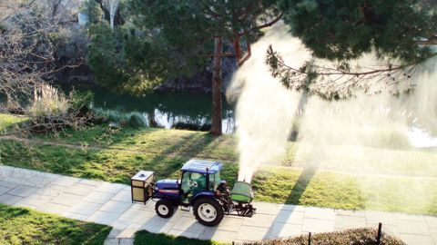Les personnels applicateurs en collectivités ou réalisant un traitement pour leur employeur (détenteurs de terrains de sport, sociétés d'autoroutes...), opérationnels et décisionnaires, ont jusqu'au au 1er octobre 2014 pour obtenir leur certificat.PHOTO : ODILE MAILLARD