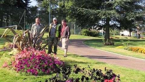 Thierry Nadal, responsable du SEVE du Chambon-Feugerolles (à gauche), Philippe Méjean, agent technique responsable d'équipe (au centre), et Hervé Bory, responsable de N.P.K., ont organisé le fleurissement du parc du stade de la Pouratte.