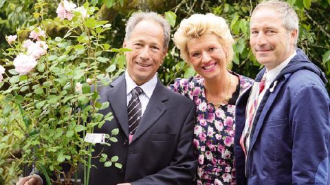 Jacques Ranchon (à gauche) et Dominique Croix, des pépinières Paul-Croix, en compagnie de Stéphane Marie, l'un des parrains de la rose 'Bagnoles-de-l'Orne'.