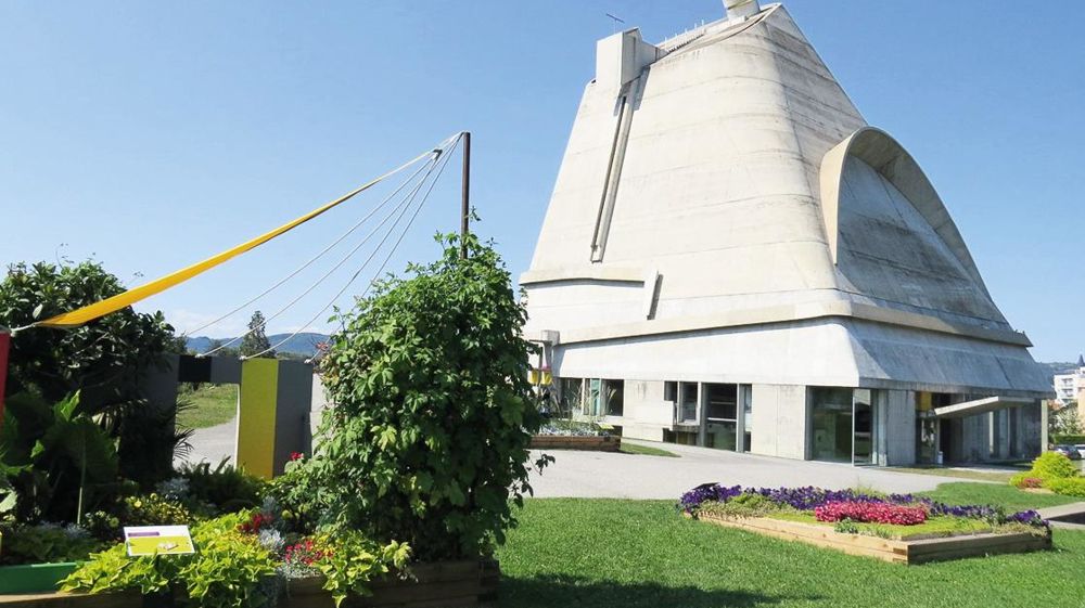 Des collectivités et une école ont installé des carrés fleuris au pied de l'église de Firminy (42) en hommage à Le Corbusier, dans le cadre du cinquantenaire de sa mort. Des collectivités et une école ont installé des carrés fleuris au pied de l'église de Firminy (42) en hommage à Le Corbusier, dans le cadre du cinquantenaire de sa mort.