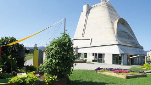 Des collectivités et une école ont installé des carrés fleuris au pied de l'église de Firminy (42) en hommage à Le Corbusier, dans le cadre du cinquantenaire de sa mort.