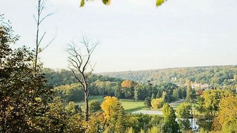 Le parc paysager, partagé par Tecomah avec l'école des Hautes études commerciales de Paris (HEC), est un écrin de verdure privilégié et protégé, considéré par les élèves et l'équipe pédagogique comme un concept, un cadre et une atmosphère de travail concret.PHOTO : TECOMAH