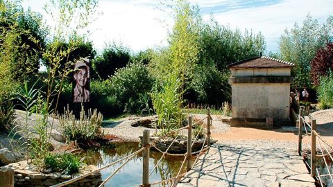 À l'instar des bassins d'évaporation du sel en Chine, ces jardins entraînent au coeur de contrées lointaines.