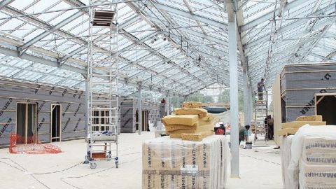 Cette serre CMF, en construction dans le dock de Saint-Ouen (93), est destinée à des activités pédagogiques en direction du jeune public.