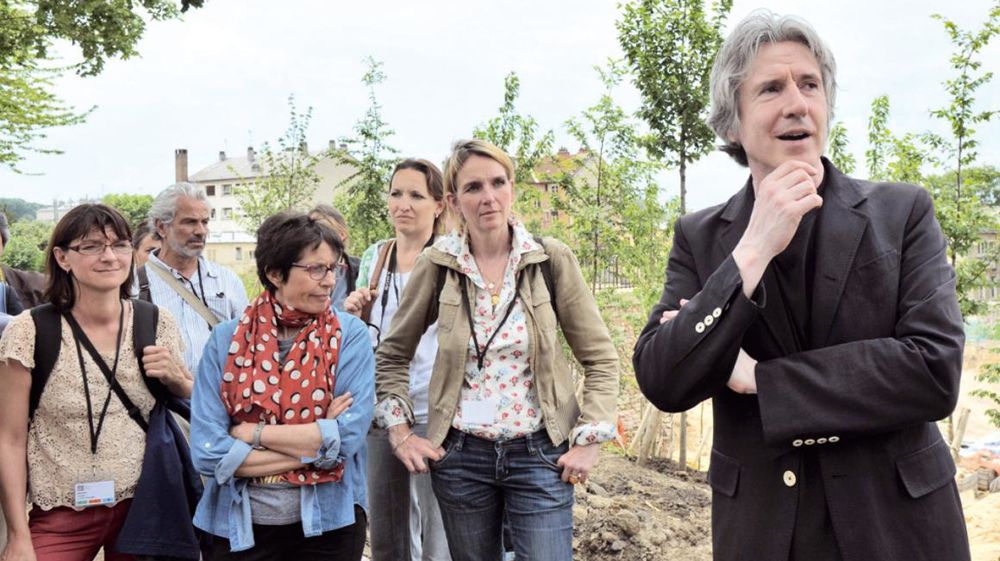Dans le cadre des premières rencontres André-Le Nôtre, le paysagiste Michel Desvignes (à droite) commente la visite d'un jardin versaillaisPHOTO : N. ROUS, VAL'HOR Dans le cadre des premières rencontres André-Le Nôtre, le paysagiste Michel Desvignes (à droite) commente la visite d'un jardin versaillaisPHOTO : N. ROUS, VAL'HOR