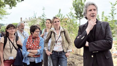 Dans le cadre des premières rencontres André-Le Nôtre, le paysagiste Michel Desvignes (à droite) commente la visite d'un jardin versaillaisPHOTO : N. ROUS, VAL'HOR