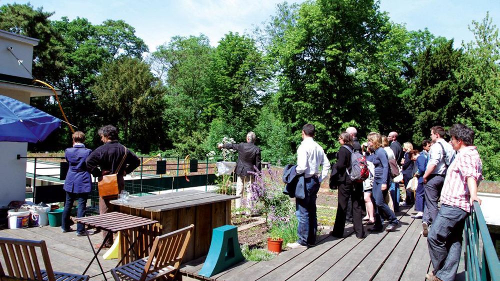 Visite sur les toitures végétalisées du WWF lors du colloque consacré à « La végétalisation de toiture, un projet écologique pour un bien commun ». La ville de Paris veut mener une politique volontariste de verdissement de ses toitures.PHOTO : JARDIN JADE