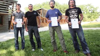 De gauche à droite : Sylvain Lecleve (74), Grégory Bernardini (74), Vincent Cuisnier (38), Mathieu Decoret (11), déjà titulaire du titre de technicien European Tree Technician - ETT. Manque à l'appel sur cette photo : Mathieu Courbaron (13).PHOTO : DIEGO COMER De gauche à droite : Sylvain Lecleve (74), Grégory Bernardini (74), Vincent Cuisnier (38), Mathieu Decoret (11), déjà titulaire du titre de technicien European Tree Technician - ETT. Manque à l'appel sur cette photo : Mathieu Courbaron (13).PHOTO : DIEGO COMER