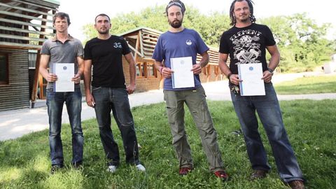 De gauche à droite : Sylvain Lecleve (74), Grégory Bernardini (74), Vincent Cuisnier (38), Mathieu Decoret (11), déjà titulaire du titre de technicien European Tree Technician - ETT. Manque à l'appel sur cette photo : Mathieu Courbaron (13).PHOTO : DIEGO COMER