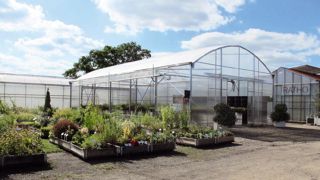 Le Ratho vient d'installer une serre monochapelle bioclimatique à double paroi gonflable de 144 m2. Elle y teste les systèmes de capteurs accumulateurs sous les tablettes et le mur capteur accumulateur. Le Ratho vient d'installer une serre monochapelle bioclimatique à double paroi gonflable de 144 m2. Elle y teste les systèmes de capteurs accumulateurs sous les tablettes et le mur capteur accumulateur.