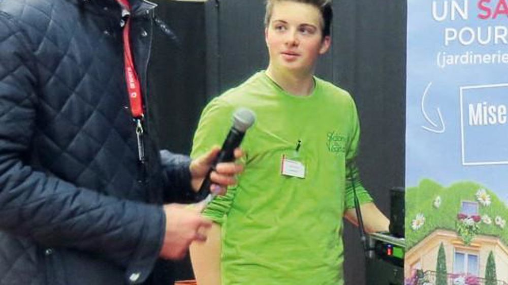 Durant les trois jours du Salon du végétal, Augustin Strodijk (à gauche) a encadré les trente-deux stagiaires du lycée Le Fresne d'Angers (49), qui ont participé au stage proposé par le Bureau horticole régional. À ses côtés, Lucas Pilté, l'un de ces stagiaires, étudiant en deuxième année. Ce dernier a mené diverses missions afin de contribuer au bon déroulement de la manifestation angevine. Durant les trois jours du Salon du végétal, Augustin Strodijk (à gauche) a encadré les trente-deux stagiaires du lycée Le Fresne d'Angers (49), qui ont participé au stage proposé par le Bureau horticole régional. À ses côtés, Lucas Pilté, l'un de ces stagiaires, étudiant en deuxième année. Ce dernier a mené diverses missions afin de contribuer au bon déroulement de la manifestation angevine.
