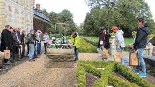 Une démonstration de désherbage d'allée gravillonnée par Avril Industrie a été organisée dans le cadre du Salon Eco-Coccinelle, dont la première édition a eu lieu le mardi 6 octobre, à Saint-Jean-de-Beauregard (91).