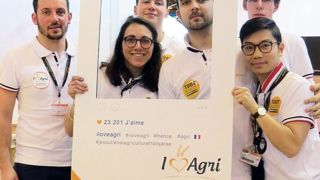 De g. à d. : Romain Lavie (responsable semences), Romain Pirotte (chef de projet web), Adrien Brunelière (graphiste), Jean-Baptiste Gombault (chef de projet) et Sylvain Sengbandith (Digital Manager) chez Agriconomie.com ont invité à participer à une opération de soutien à l'agriculture. Ici avec Laurie Besinet de Weenat.PHOTO : ODILE MAILLARD