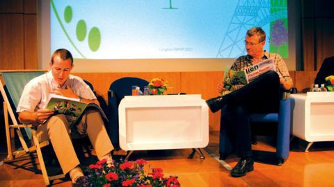 En introduction de la table ronde sur les réussites syndicales, les congressistes ont pu assister à un sketch entre un producteur engagé dans l'action syndicale et un opportuniste qui critique tout en bénéficiant des avancées syndicales.