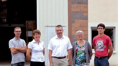 Au centre, le repreneur Jean-Luc Garreau, entouré de l'équipe NSA avec, à sa droite, Blandine Boutin (assistante commerciale) et Sylvain Louveau (magasinier) et à sa gauche, Gisèle Guilleux (comptable) et Jean-Luc Tellier (magasinier).