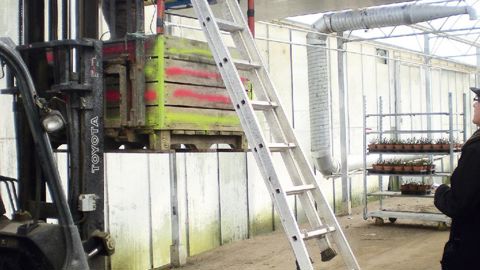 À l'intérieur des serres et abris, nombre d'accessoires justifient des interventions en hauteur : toiles d'ombrage thermique et leurs mécanismes de commande, ouvrants manuels ou ouvrants mécanisés d'aération, éclairages, chauffages aérothermes (notre photo)...PHOTO : MSA49