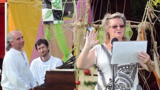 À l'occasion d'un récent spectacle de Cultures aux Jardins, Monique et Patrick (à gauche) Scheyder ont associé musique et littérature pour rendre hommage au jardin. À l'occasion d'un récent spectacle de Cultures aux Jardins, Monique et Patrick (à gauche) Scheyder ont associé musique et littérature pour rendre hommage au jardin.