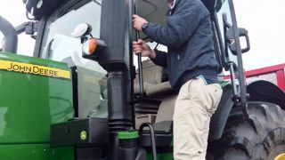 « Grâce à la formation RTAES menée en alternance et à ma motivation, j'ai obtenu très rapidement un poste à responsabilités et suis pleinement satisfait de ce début de carrière professionnelle. Aujourd'hui, je développe une partie commerciale et je planifie et organise le travail des équipes qui interviennent sur le terrain », souligne Étienne Van Der Schooten.