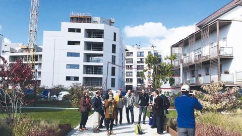 Les gestionnaires d'espaces verts ont participé nombreux, au coeur de la ville de Rennes, aux visites de terrain dédiées aux arbustes.