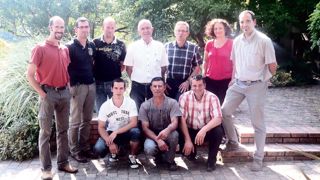 En juillet dernier, six stagiaires candidats à l'installation ont participé à la formation intitulée « Créer une entreprise dans le secteur du paysage ». Debout, de gauche à droite : Philippe Chabert, stagiaire ; Noam Rouillé, formateur au CFPPA du Fresne ; David Supiot, stagiaire ; Lionel Vrignon, paysagiste retraité, représentant Unep à l'initiative du projet et intervenant ; Serge Lambert, conseiller chambre d'agriculture, intervenant pour les aspects fiscalité-gestion ; Clara Ponama, stagiai
