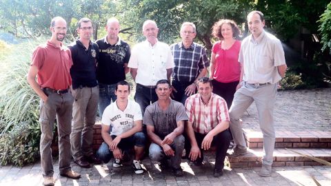 En juillet dernier, six stagiaires candidats à l'installation ont participé à la formation intitulée « Créer une entreprise dans le secteur du paysage ». Debout, de gauche à droite : Philippe Chabert, stagiaire ; Noam Rouillé, formateur au CFPPA du Fresne ; David Supiot, stagiaire ; Lionel Vrignon, paysagiste retraité, représentant Unep à l'initiative du projet et intervenant ; Serge Lambert, conseiller chambre d'agriculture, intervenant pour les aspects fiscalité-gestion ; Clara Ponama, stagiai