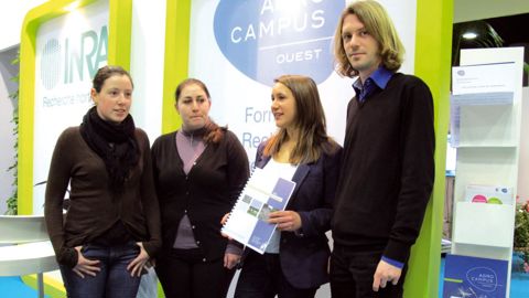 De gauche à droite : Louise Antoine, Charlène Soulié, Sophie Charmetant et Guilhem Bost ont analysé le marché des végétaux d'extérieur pour le paysage. Cette étude s'inscrit dans un module de formation d'ingénieur horticole les incitant à s'engager dans un projet collectif.