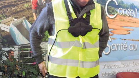 « Ce harnais Go & Move oblige à prendre de suite la position idéale », affirme Marc Viel, conseiller en prévention à la MSA 49. Il s'enfile comme une veste et se clipse devant les côtes.PHOTO : ODILE MAILLARD