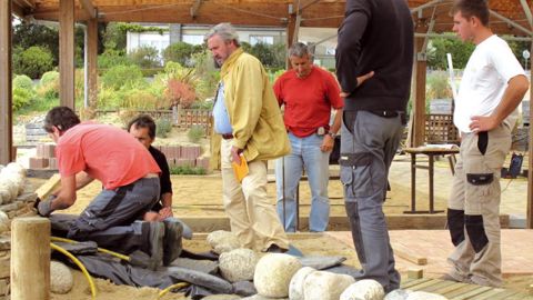 Le binôme de paysagistes, candidat aux Olympiades mondiales des métiers, poursuit son travail d'entraînement cet été sous l'oeil d'un jury de bénévoles.