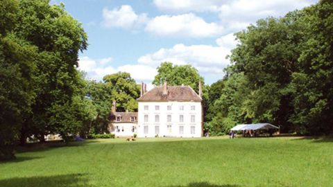 Le Domaine de la Salle, à Féricy (77), fait l'objet d'un partenariat entre la petite commune sur lequel il est implanté et un centre de formation, permettant sa réhabilitation à un coût abordable.