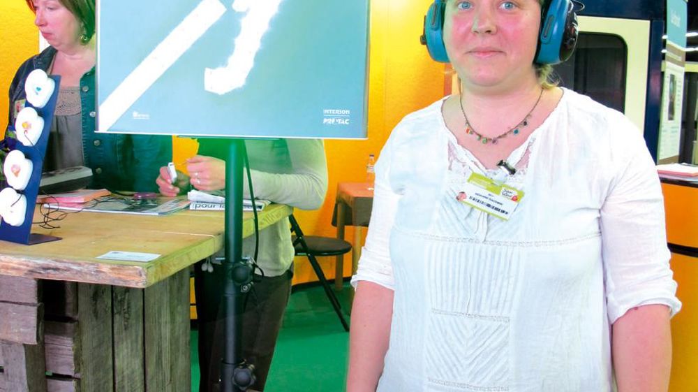 Séverine Giacomini, conseillère de prévention à la MSA 49, est équipée d'un casque à coquille avec filtre, qui permet la conversation. Sur pied, à son côté, un sonomètre à mesure en continu, avec affichage numérique (sur fond vert, l'oreille indique un seuil confortable ; le passage au rouge signale le début du danger). À gauche de l'écran, quatre modèles de bouchons antibruit moulés. Séverine Giacomini, conseillère de prévention à la MSA 49, est équipée d'un casque à coquille avec filtre, qui permet la conversation. Sur pied, à son côté, un sonomètre à mesure en continu, avec affichage numérique (sur fond vert, l'oreille indique un seuil confortable ; le passage au rouge signale le début du danger). À gauche de l'écran, quatre modèles de bouchons antibruit moulés.