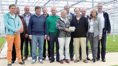 Le conseil de surveillance et le comité de direction de Gartenbau-Versicherung dans une serre Venlo reconvertie pour la production de légumes de la mer.PHOTO : GBV
