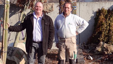 « D'un commun accord, avec l'aide du Sameth, du médecin du travail, puis du Fafsea, à partir du moment où il était possible de réorganiser l'équipe et les chantiers, nous avons convenu que Fabrice pouvait garder son poste, plus orienté vers le management », explique Laurent Nouillot, directeur général de la SAEV (à gauche), ici aux côtés de Fabrice Chauliaguet, employé depuis 1984 au sein de l'entreprise, dont plus de vingt ans en tant que chef d'équipe.