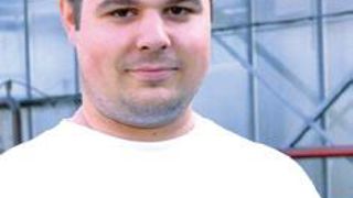 Pluralis transforme les emplois précaires en emplois durables. C'est important pour l'éthique du manager. Nous ne "jetons" pas les saisonniers au bout de trois mois », souligne Jean-Marie Fortin (à droite), horticulteur à Saint-Jean-le-Blanc (45). À sa gauche, l'un de ses employés, Sylvain Allard, ravi d'avoir acquis très rapidement de l'expérience au sein de trois entreprises.