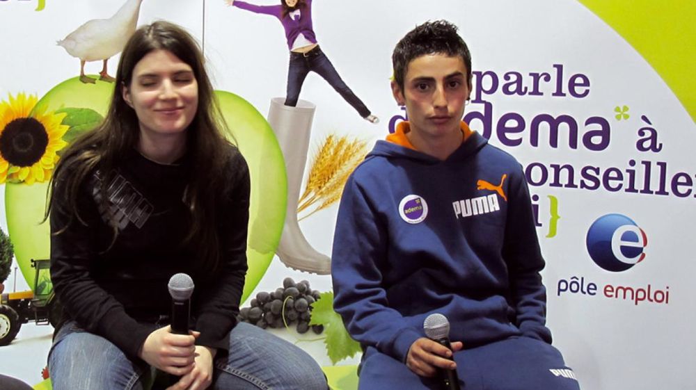 Deux stagiaires bénéficiaires de l'Adema ont témoigné sur l'espace emploi-formation au Salon de l'agriculture 2012 : Maylis (à gauche) a découvert l'élevage en Bretagne et en a fait son métier ; quant à Gaëlle, elle s'est spécialisée dans le maraîchage à Saint-Rémyde-Provence (13). C'est via le bouche-à-oreilles qu'elles ont connu le dispositif. Deux stagiaires bénéficiaires de l'Adema ont témoigné sur l'espace emploi-formation au Salon de l'agriculture 2012 : Maylis (à gauche) a découvert l'élevage en Bretagne et en a fait son métier ; quant à Gaëlle, elle s'est spécialisée dans le maraîchage à Saint-Rémyde-Provence (13). C'est via le bouche-à-oreilles qu'elles ont connu le dispositif.