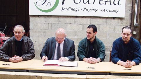 Le 24 mai 2013, la signature du contrat de génération avait été parrainée par le ministre du Travail de l'époque, Michel Sapin. De gauche à droite : Bernard Pouteau, le fondateur, Michel Sapin, ministre du Travail, Sébastien Jeanpierre, bénéficiaire du contrat de génération, et Freddy Pouteau, gérant.PHOTO : POUTEAU