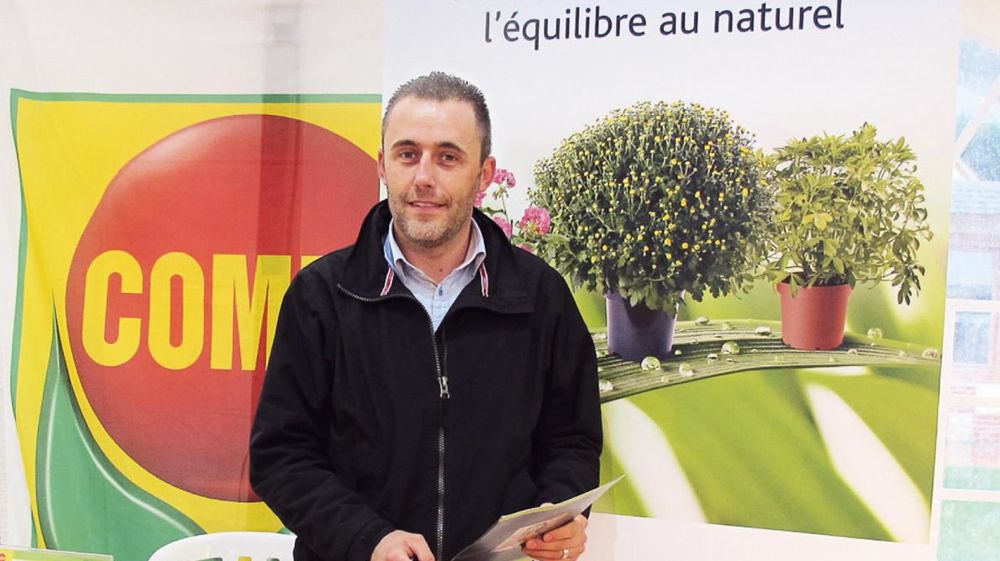 De la serre au laboratoire, en passant par le hors-sol, l'expérimentation, la vente, le conseil technique... Vincent Jacquin, ici lors du dernier Salon du chrysanthème, a couvert beaucoup d'angles des secteurs de l'horticulture et de la pépinière, avant de devenir ingénieur « Développement & promotion ». De la serre au laboratoire, en passant par le hors-sol, l'expérimentation, la vente, le conseil technique... Vincent Jacquin, ici lors du dernier Salon du chrysanthème, a couvert beaucoup d'angles des secteurs de l'horticulture et de la pépinière, avant de devenir ingénieur « Développement & promotion ».