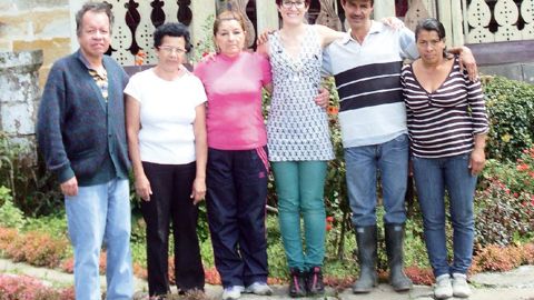 Florine Jallet (4e en partant de la gauche) est entourée de sa famille d'accueil et de personnels avec lesquels elle a travaillé. En médaillon, une des fleurs qui poussent sur les arbres en Colombie.PHOTOS : DR