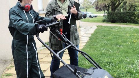 Hélène Haab (à droite), ici en compagnie de Mélanie Barbier, qui suit une formation continue en CAP « entretien espace rural » à la MFR de Dole (39).PHOTO : MFR DOLE