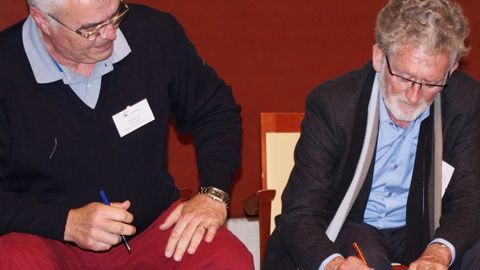 Yves Decool (Florysage) et François Colson (Plante & Cité) ont signé le partenariat entre leurs deux organismes le 10 novembre dernier.PHOTO : PLANTE & CITÉ