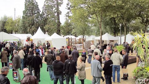 À Montargis, fière de sa quatrième fleur obtenue en 2012, les participants ont visité les stands des fournisseurs et assisté aux sept conférences sur le thème « Jardinier... artiste et technicien : un métier en pleine (r)évolution ».
