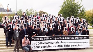 Les quelque 140 participants à l'assemblée générale d'HPF ont crié leur inquiétude de voir le taux de TVA applicable aux produits horticoles passer à 10 % en début d'année prochaine. Les entreprises les plus fragiles du secteur pourraient ne pas y résister. Les quelque 140 participants à l'assemblée générale d'HPF ont crié leur inquiétude de voir le taux de TVA applicable aux produits horticoles passer à 10 % en début d'année prochaine. Les entreprises les plus fragiles du secteur pourraient ne pas y résister.