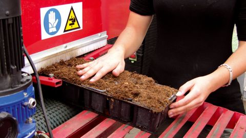 Parmi les facteurs de risque devant être relevés sur la fiche individuelle figurent certains rythmes de travail susceptibles de laisser des traces durables identifiables et irréversibles sur la santé, dont le travail répétitif caractérisé par le renouvellement d'un même geste, à une cadence contrainte, imposée ou non par le déplacement automatique d'une pièce.