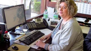 Devis et préparation des réponses aux appels d'offres sont le quotidien de Christine Sambe lorsqu'elle n'est pas en déplacement à l'étranger.