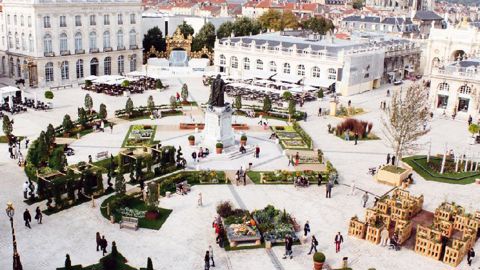 Jusqu'au dimanche 3 novembre, les parterres décorés et fleuris du jardin éphémère de Nancy, sur la place Stanislas, entraîneront le visiteur au coeur de la Renaissance.