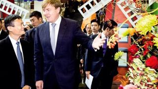 Le roi Willem Alexander et Jack Ma, PDG d'Alibaba, géant de l'internet en Chine.PHOTO : FLORAHOLLAND